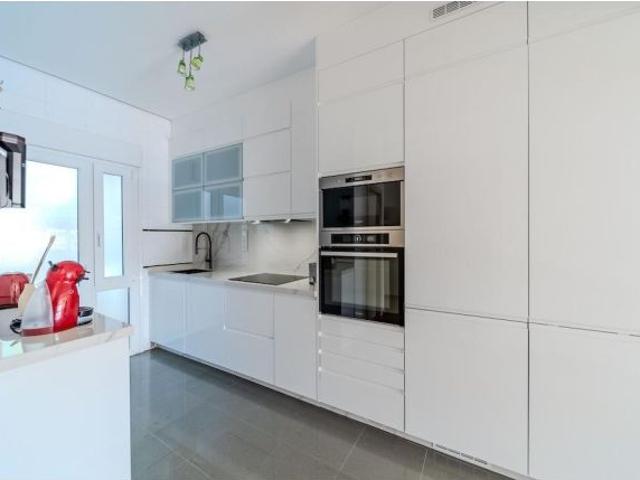 Amplia vivienda con piscina privada y vistas al mar a 100 m de la playa