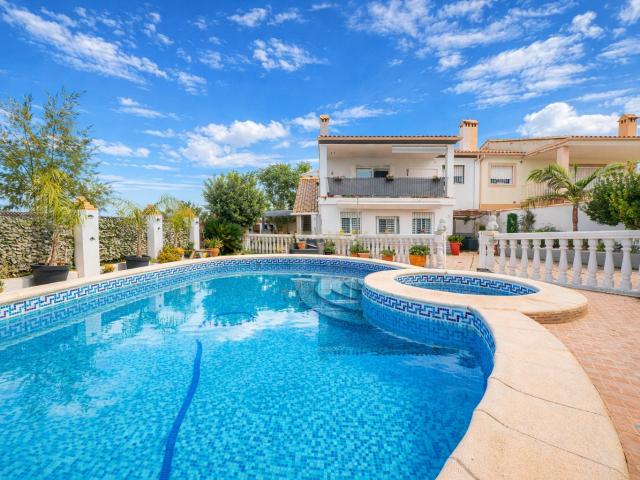 Amplia vivienda con piscina y jacuzzi en Calle Girasol, Montserrat