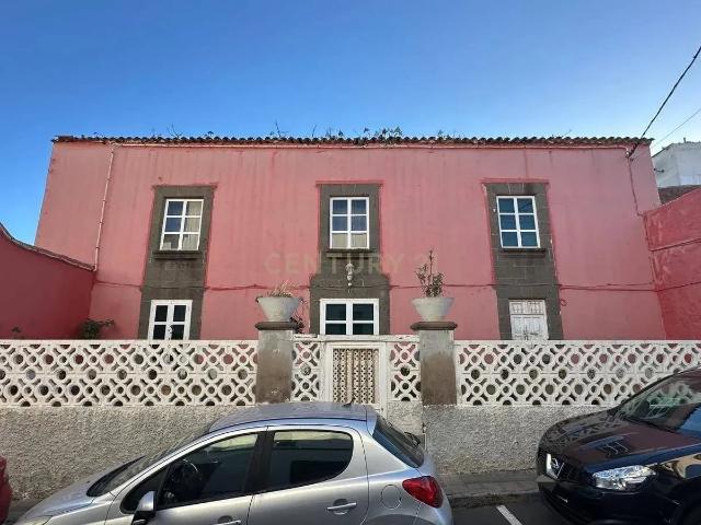 Amplia vivienda con suelo urbano en Arucas