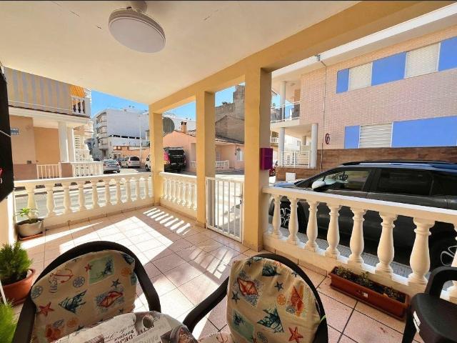 Amplia vivienda con terraza junto al mar