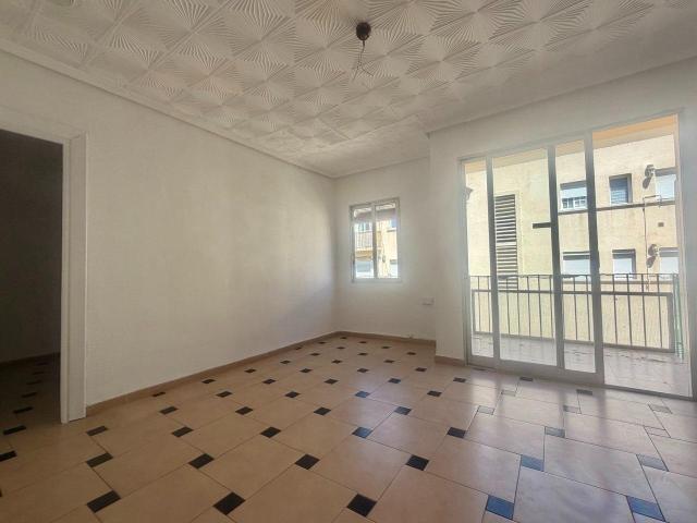 Amplia vivienda con trastero y dos balcones en El Cabanyal