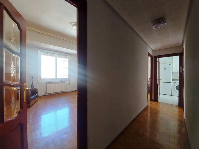 Amplia vivienda en Avda.La Paz muy luminosa y soleada.