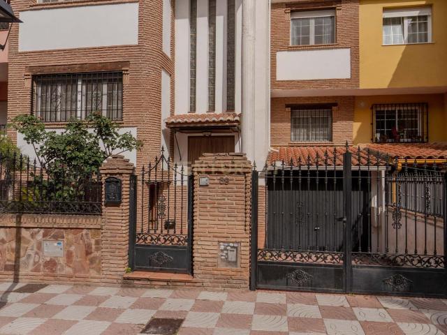 Amplia vivienda cerca del metro en Churriana de la Vega, Granada