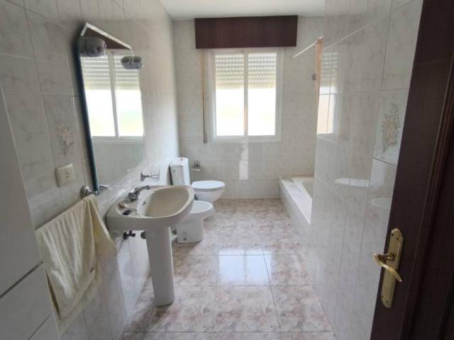 AMPLIA VIVIENDA CERCA DEL CENTRO DE PONTEAREAS