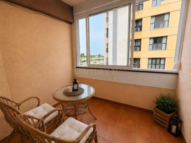 Amplia vivienda de 112 m² con terraza y gran potencial de reforma en Plaza Honduras, Valencia