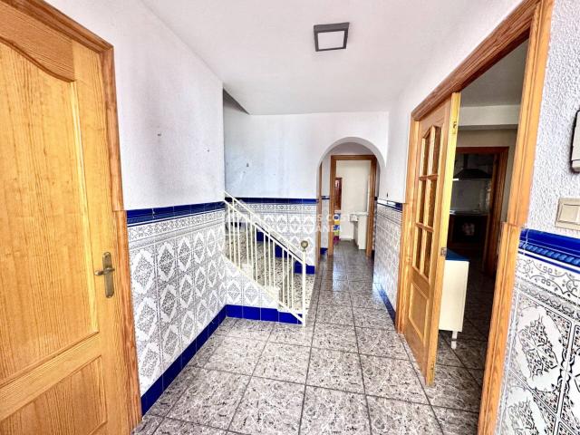 AMPLIA VIVIENDA DE 4 DORMITORIOS CON AZOTEA SOLÁRIUM EN UGÍJAR