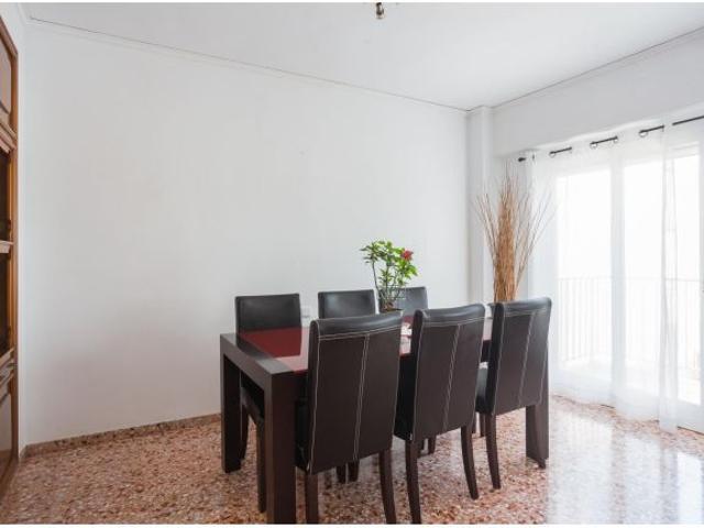 Amplia vivienda de 4 dormitorios con balcón y vistas despejadas en Piles