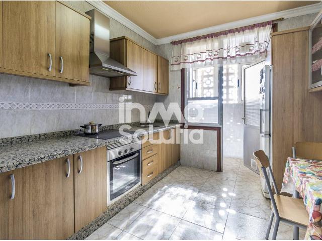 Amplia vivienda de 4 dormitorios con gran plaza de garaje y trastero junto al tranvía