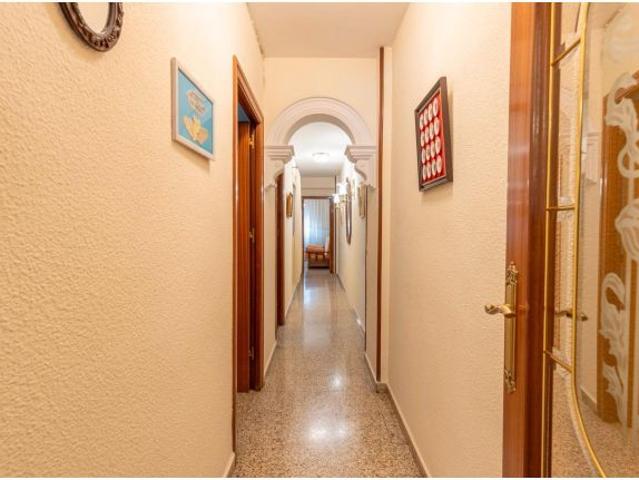 Amplia vivienda de 4 dormitorios con plaza de garaje opcional en Granada
