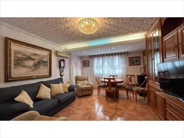 Amplia vivienda de 4 dormitorios con terraza y cocina independiente