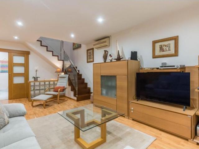 Amplia vivienda de 4 dormitorios con terraza en Santa María de Gracia