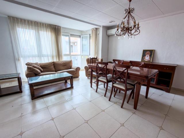 AMPLIA VIVIENDA DE 4 DORMITORIOS CON TERRAZA PRIVADA Y TRASTERO EN EL CENTRO DE TORREVIEJA, A 550 METROS DE LA PLAYA DEL CURA