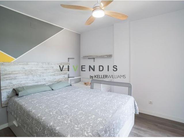 Amplia vivienda de 4 habitaciones con balcón y parking junto a todos los servicios