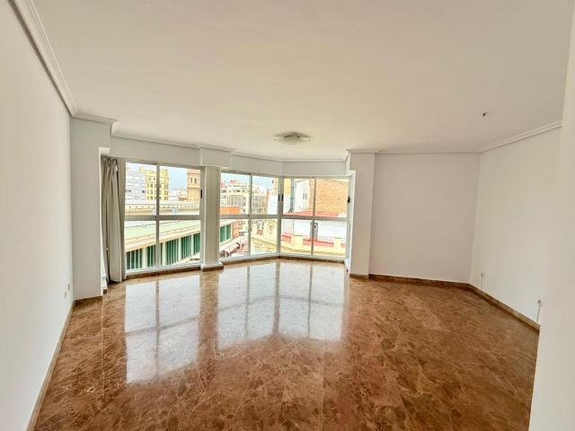 AMPLIA VIVIENDA DE 4 HABITACIONES CON GARAJE JUNTO AL MERCADO DE RUZAFA