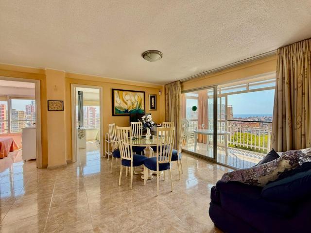 AMPLIA VIVIENDA DE ESQUINA CON DOS TERRAZAS, VISTAS AL MAR Y PISCINA EN BENIDORM