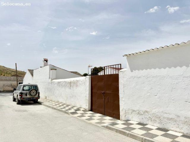 Amplia vivienda de una sola planta con gran nave y patio en Cacín