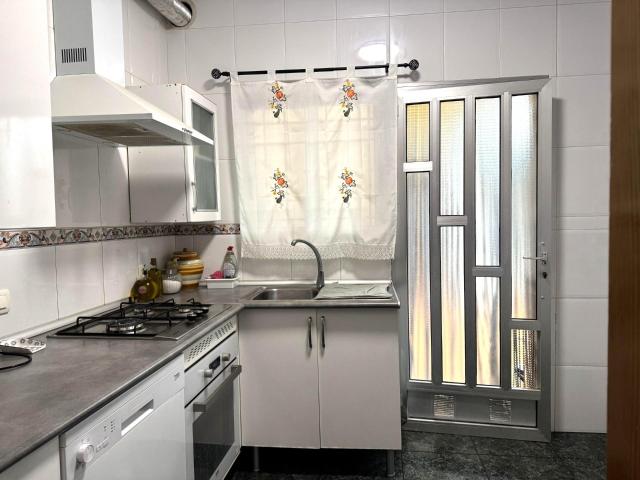 Amplia Vivienda en Alquerías: Ideal para Familias