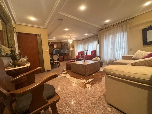 Amplia vivienda en el corazón de Elche con infinitas posibilidades