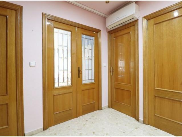 ¡Amplia vivienda en esquina en Sector V de Elche, lista para entrar a vivir!