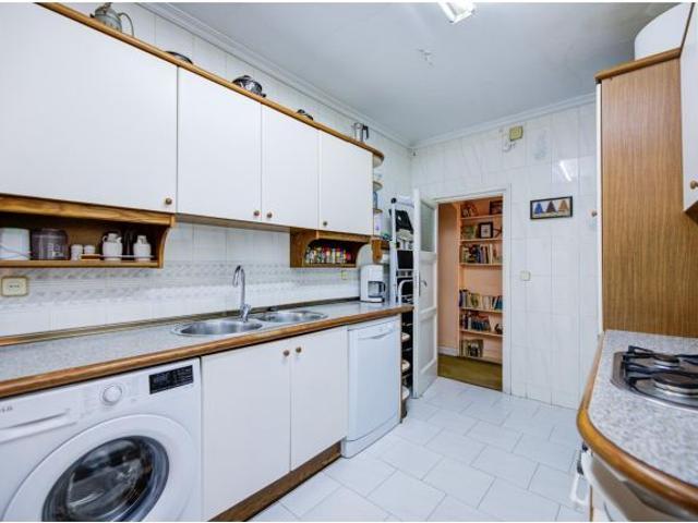 Amplia vivienda en finca clásica con gran potencial