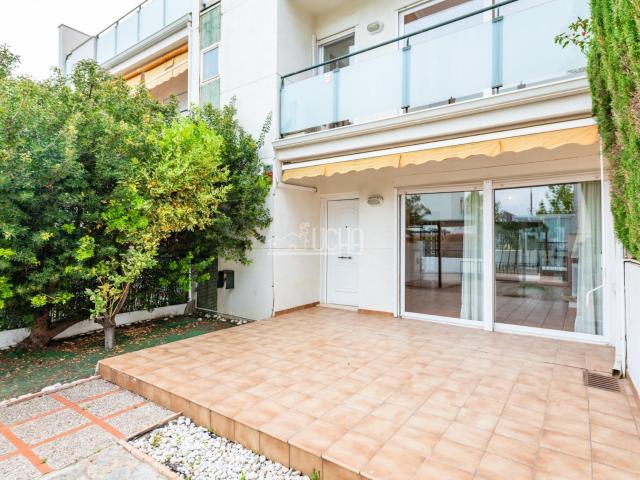 Amplia Vivienda en Mas Camarena con Piscina y Parque Infantil