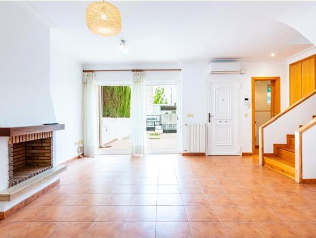 Amplia Vivienda en Mas Camarena con Piscina y Parque Infantil