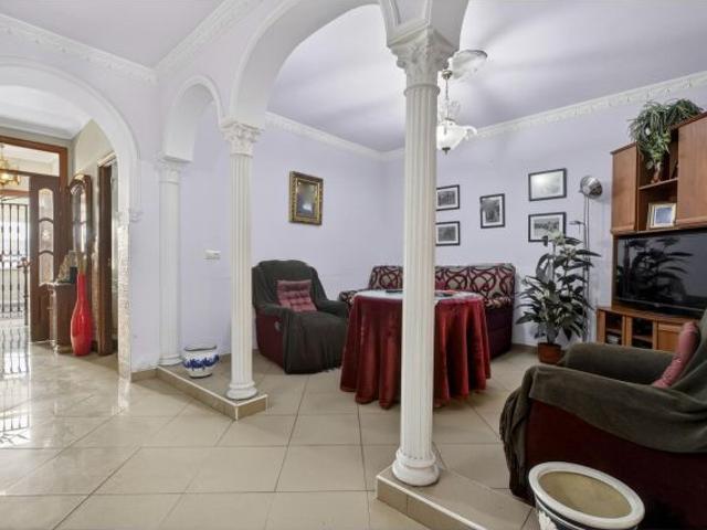 Amplia vivienda en planta baja con gran potencial, ideal para familias o inversión