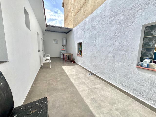 Amplia vivienda en planta baja con patio y terraza privada en La Zubia