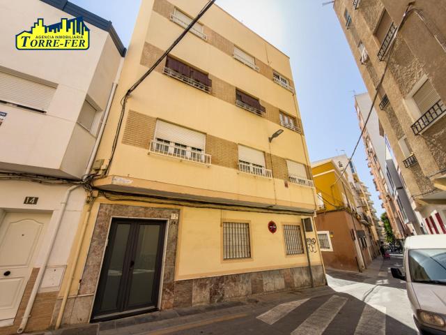 Amplia vivienda en pleno centro de Almería, junto a Puerta de Purchena