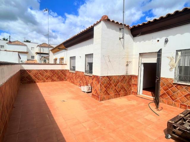 Amplia vivienda en una sola planta con gran patio y múltiples posibilidades en Burguillos