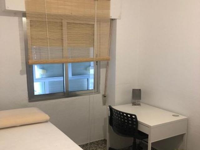 ¡Amplia vivienda exterior con ascensor en Zona Torneo, Avenida del Romanticismo!