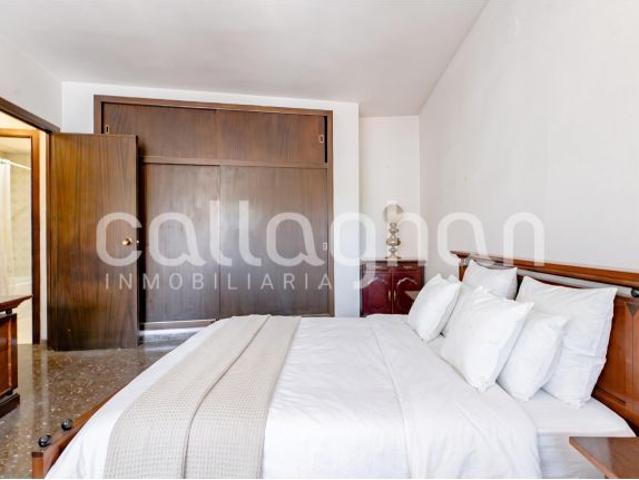 Amplia vivienda exterior con terraza y dos balcones en la Avenida del Cid