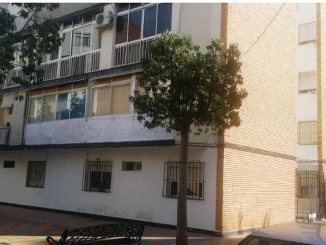 AMPLIA VIVIENDA PARA REFORMAR EN CENTRO FUENGIROLA