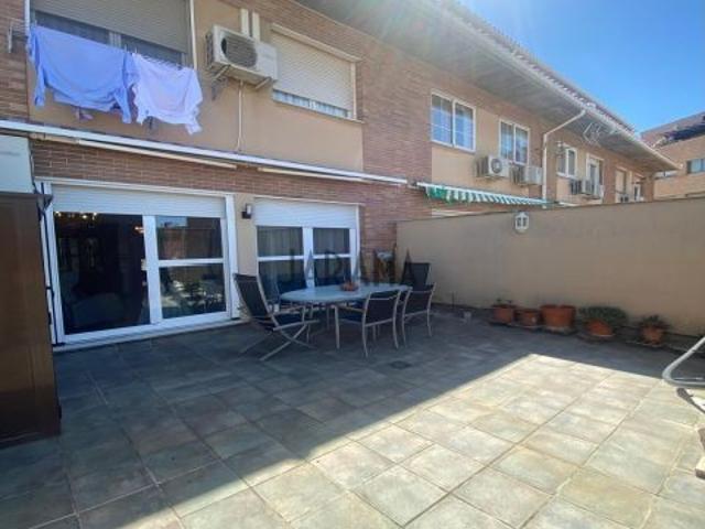 AMPLIA VIVIENDA UNIFAMILIAR CON VISTAS DESPEJADAS Y UBICACIÓN PRIVILEGIADA A UN PASO DEL CENTRO