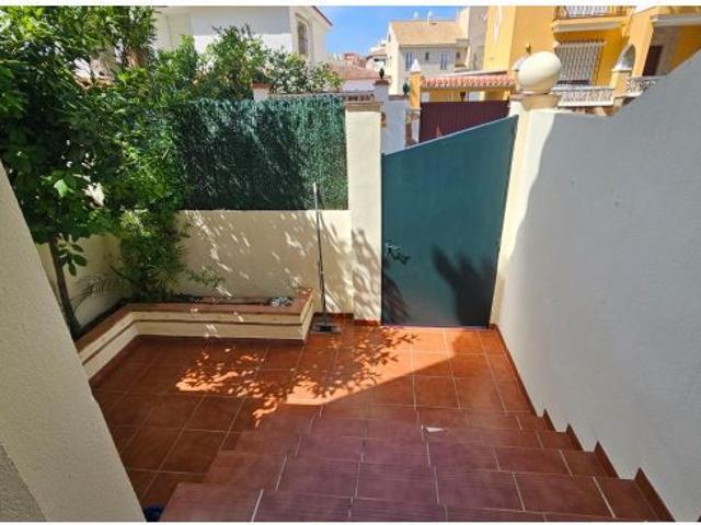 Amplia vivienda unifamiliar adosada con garaje, terrazas y buhardilla en Residencial Don Eugenio, Be