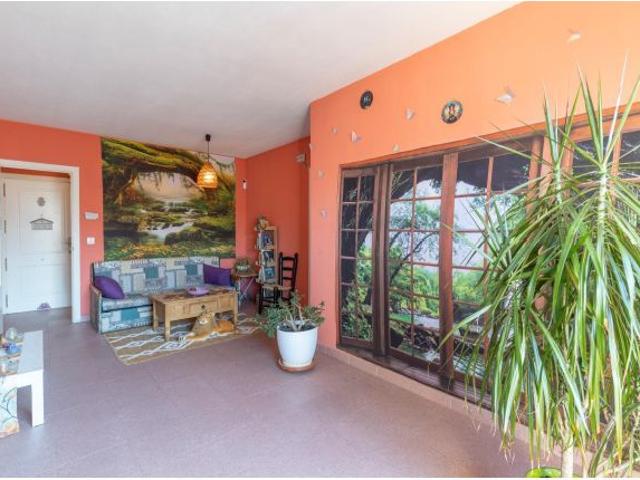 ? Amplia vivienda VPO con terraza, garaje y excelente ubicación junto a Avenida Juan Pablo II