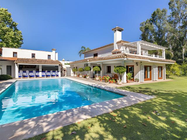 Amplia villa con piscina privada en una parcela de 2.000 m². 698m² Estepona