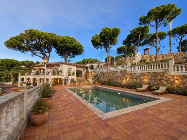 Amplia villa con vistas al mar, con mucha luz y encanto situada en el corazón de la Costa Brava