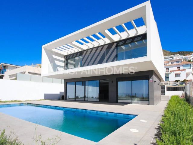 Amplia Villa con Vistas Panorámicas al Mar en Benalmádena