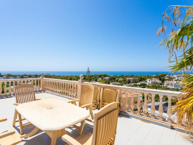 Amplia villa andaluza con vistas panorámicas al mar y piscina privada