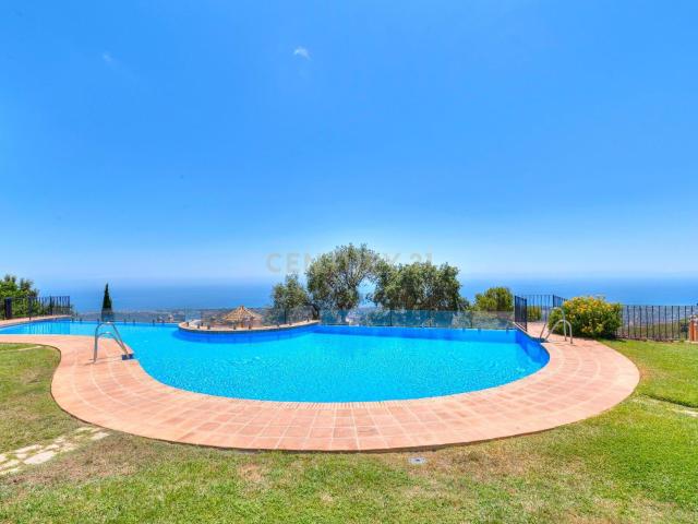 Amplia villa adosada en Monte Elviria con vistas al mar y a la montaña