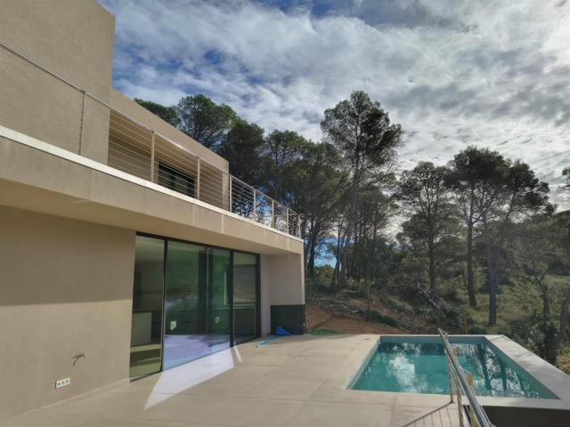 Amplia villa de nueva construcción con piscina y jardín en v. 200m² Begur