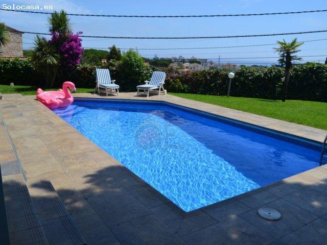 Amplia villa de una sola planta, de estilo mediterráneo, con piscina, vistas al