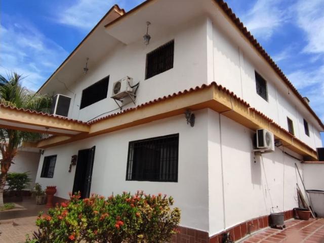 Amplia y Bella Casa de Dos Niveles Ubicada en Palmar Este