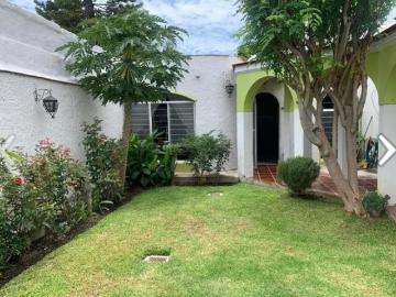 AMPLIA Y CENTRICA CASA EN VENTA EN CHAPALA DENTRO DE COTO