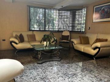 VENTA AMPLIA Y CONFORTABLE CASA EN FRACCIONAMIENTO FRENTE A PARQUE
