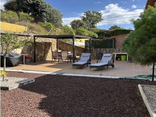 Amplia y Elegante Vivienda con Jardín en Entorno Natural¡