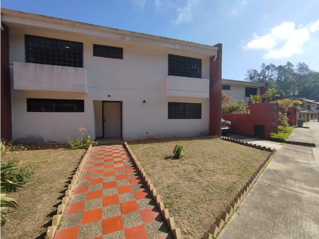 AMPLIA Y HERMOSA CASA EN VENTA EN LOMAS DE MONTE CLARO