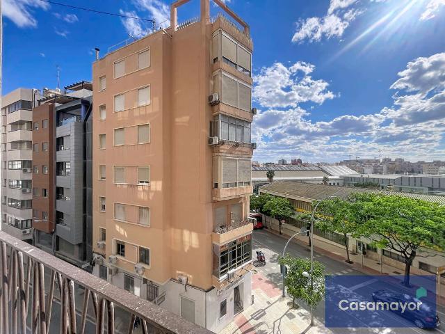 Amplia y luminosa vivienda de 3 dormitorios frente a Renfe, en Avenida Salamanca