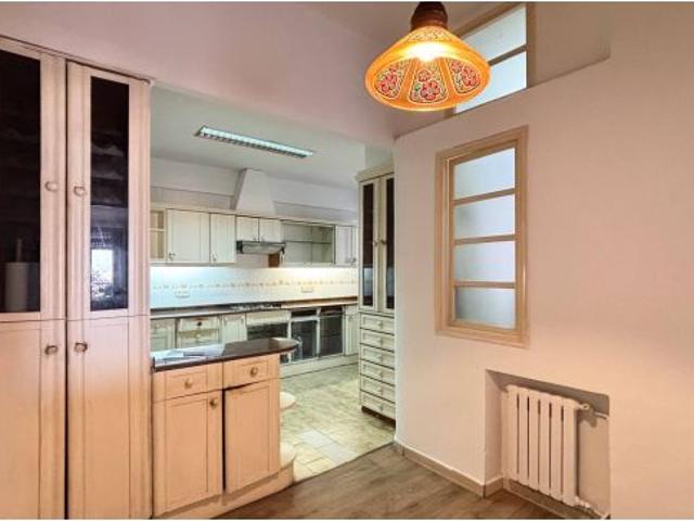 AMPLIA Y LUMINOSA VIVIENDA EN FINCA DE HIERRO, EN EL CORAZÓN DE LA CIUDAD